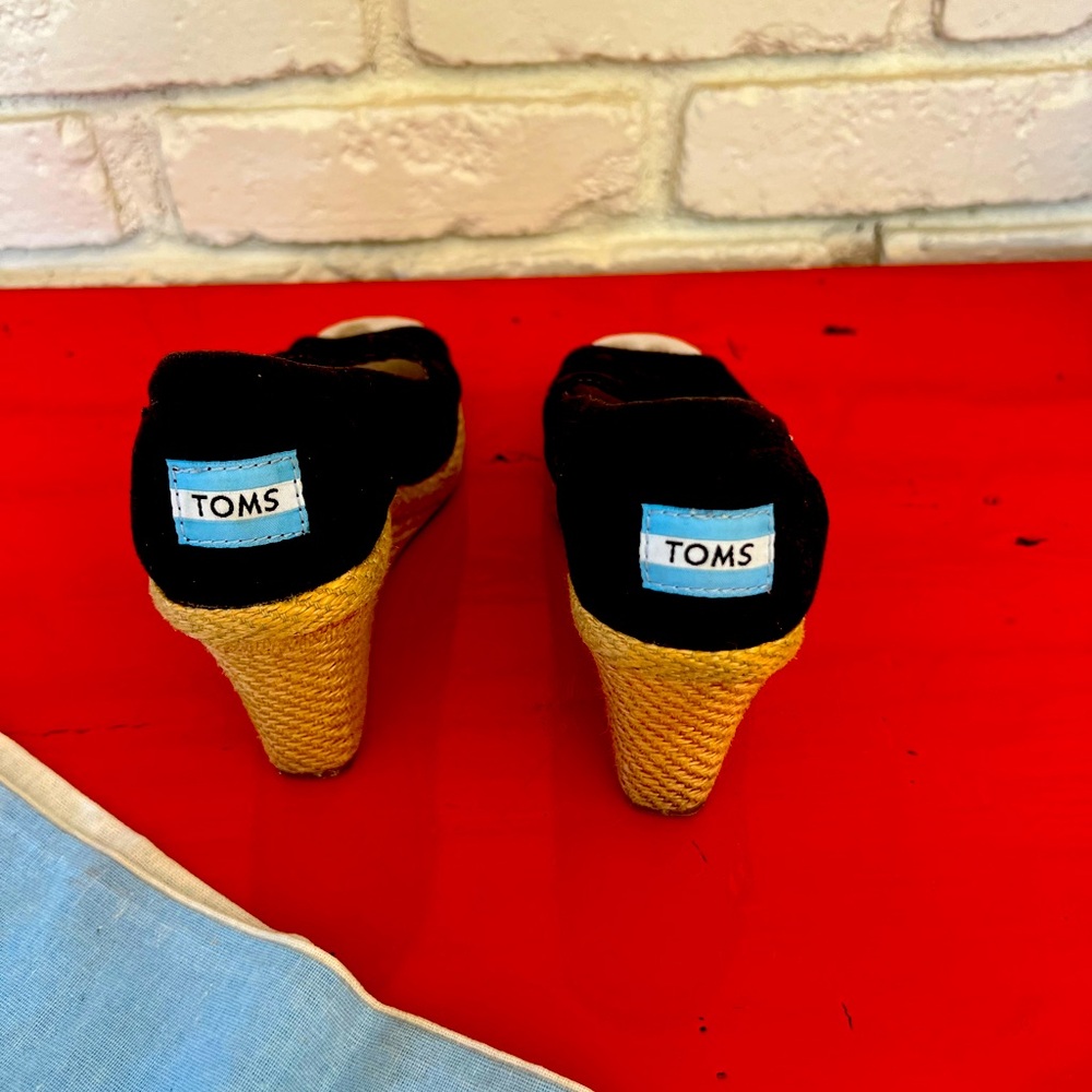 Tom’s wedge heels